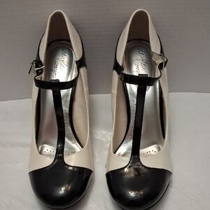 Dexflex Comfort size 11 women's retro style black and cream T-Strap high-heels.